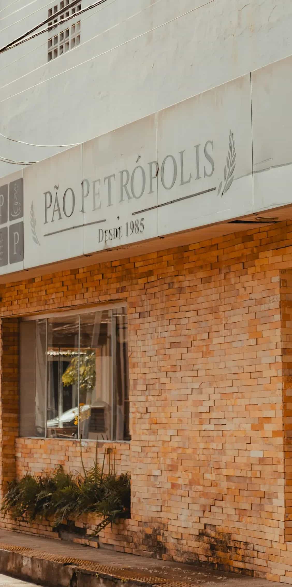 Fachada da padaria Pão Petrópolis, em Natal