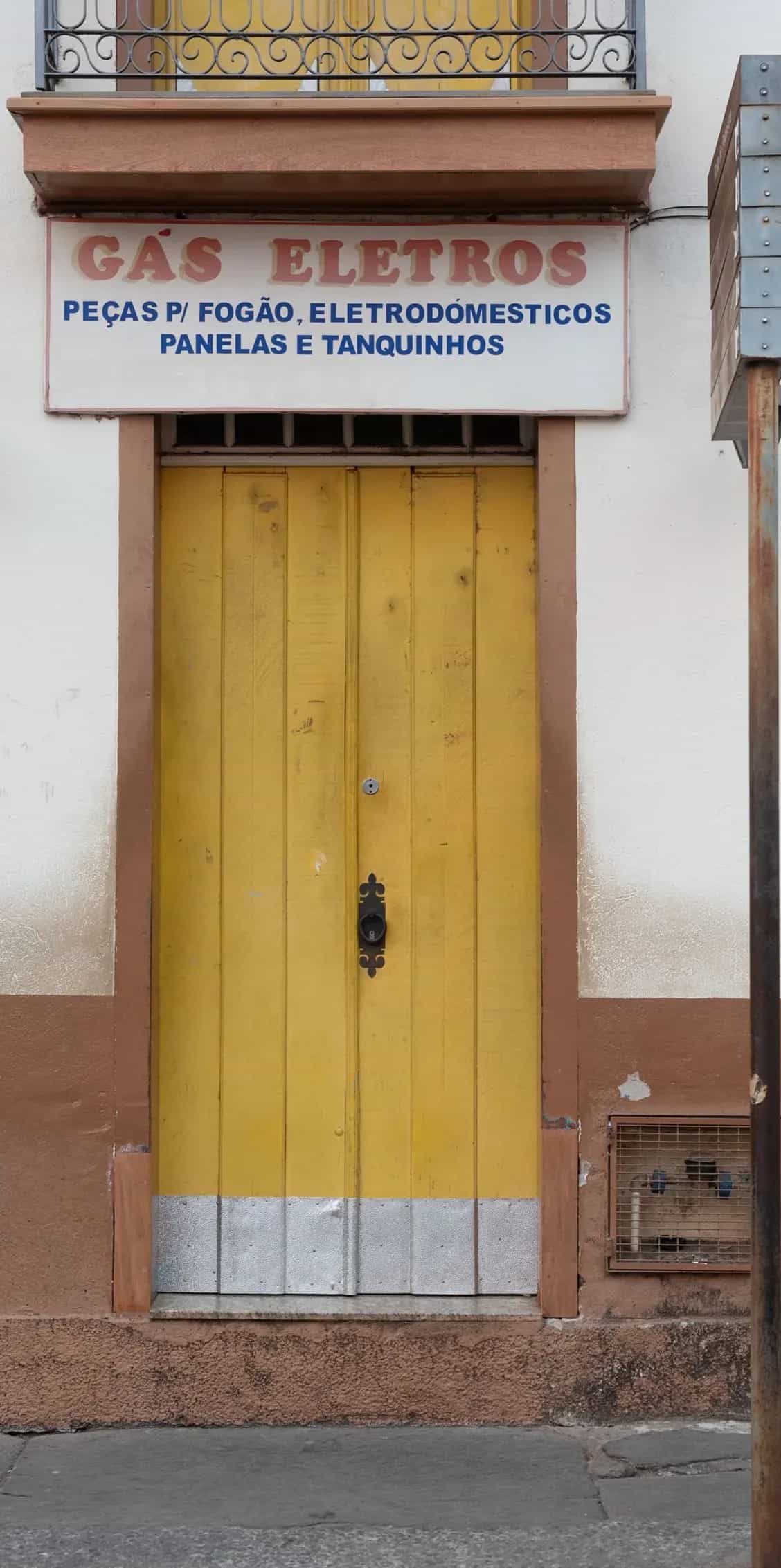Porta de uma loja de peças para fogão numa cidade histórica