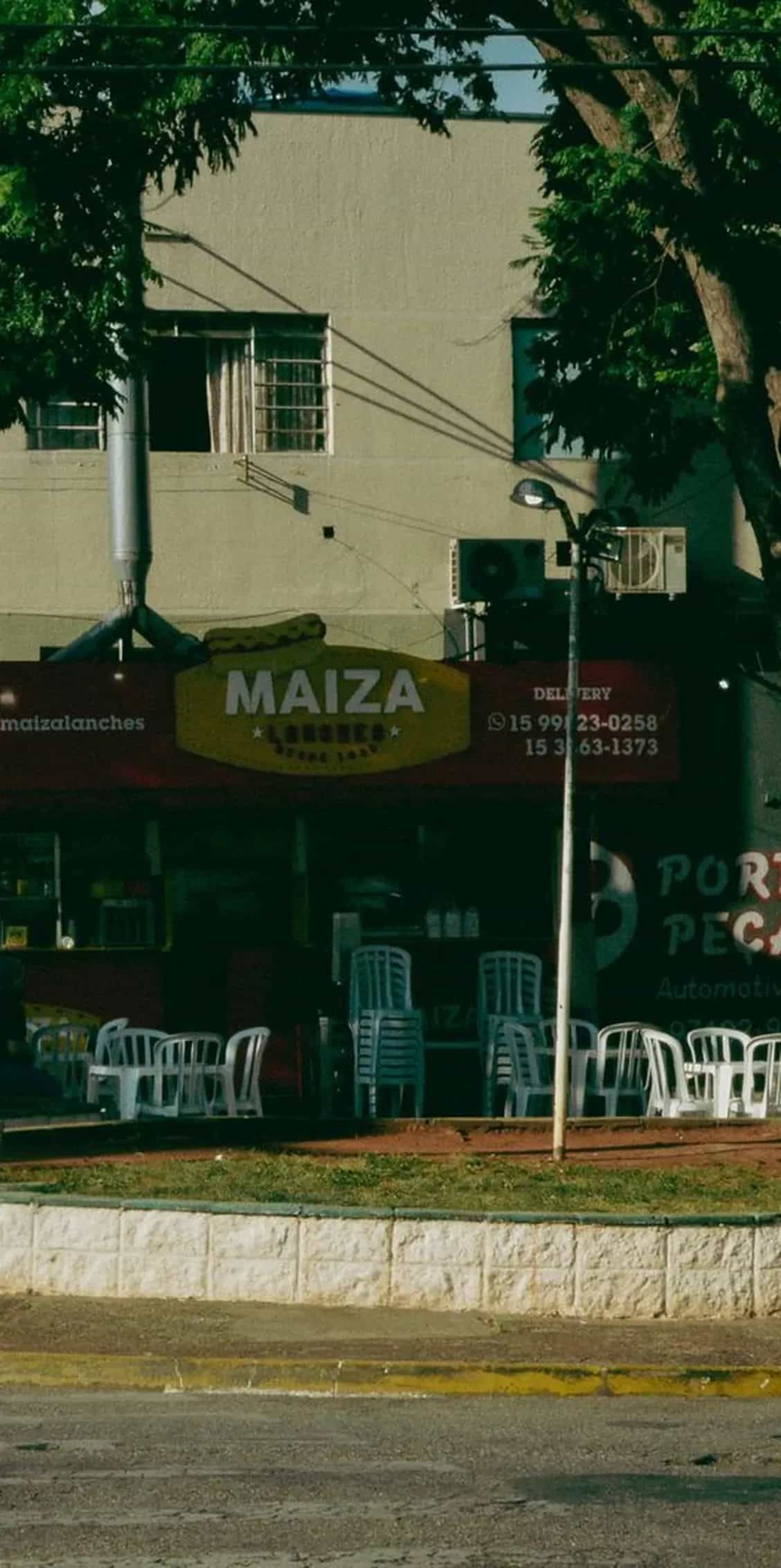 Comerciante dentro da própria loja de secos e molhados