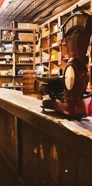 Mesas de um bar de esquina