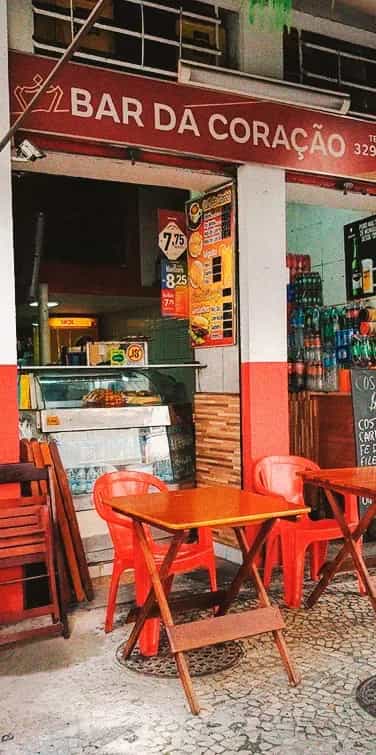 Prateleiras de uma mercearia de bairro