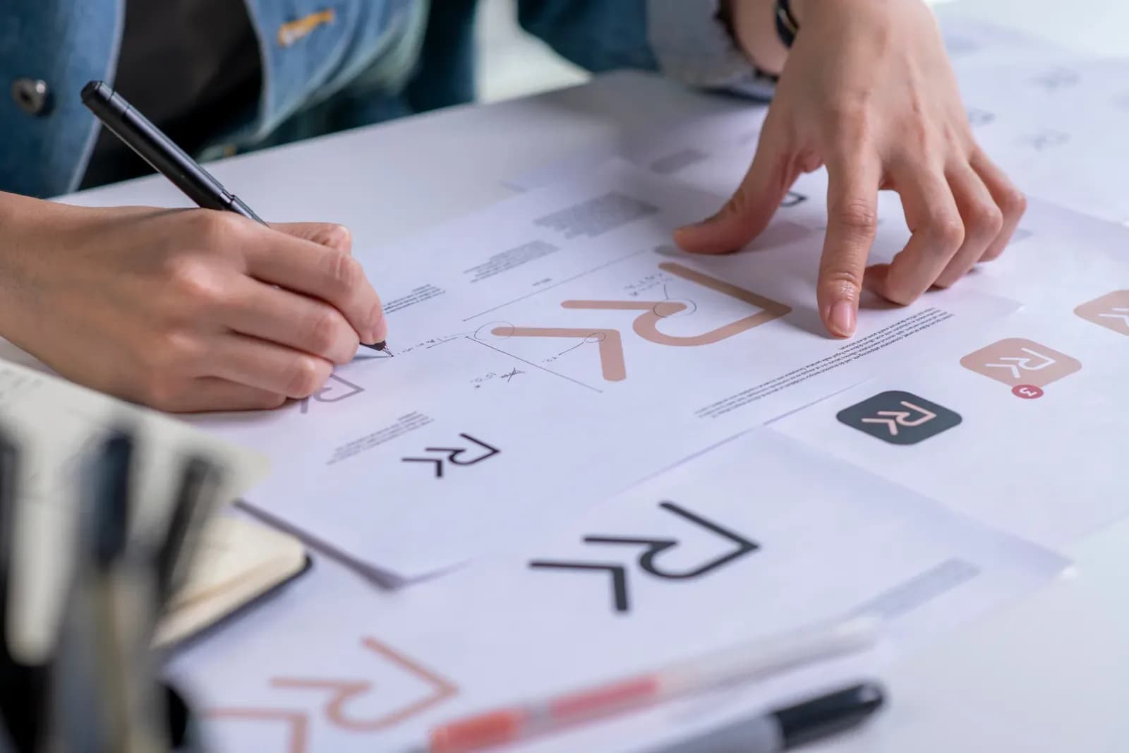 Designer desenhando um logotipo à mão