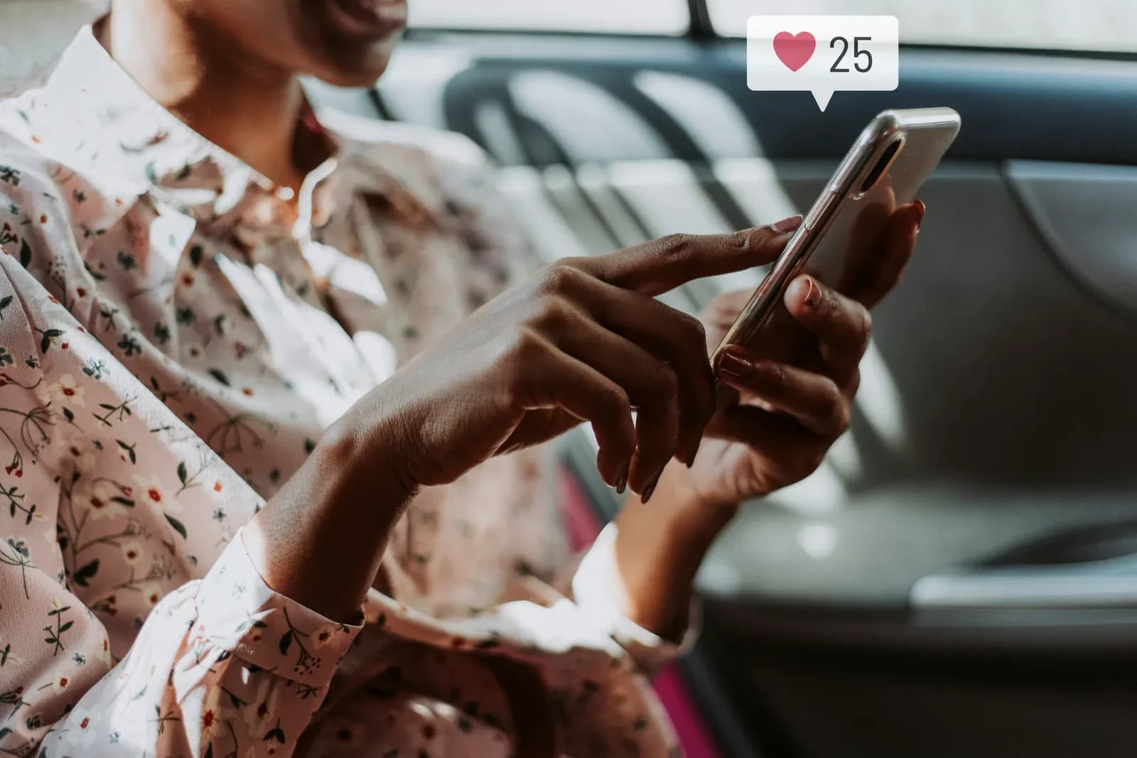 Mão segurando um celular com uma rede social aberta