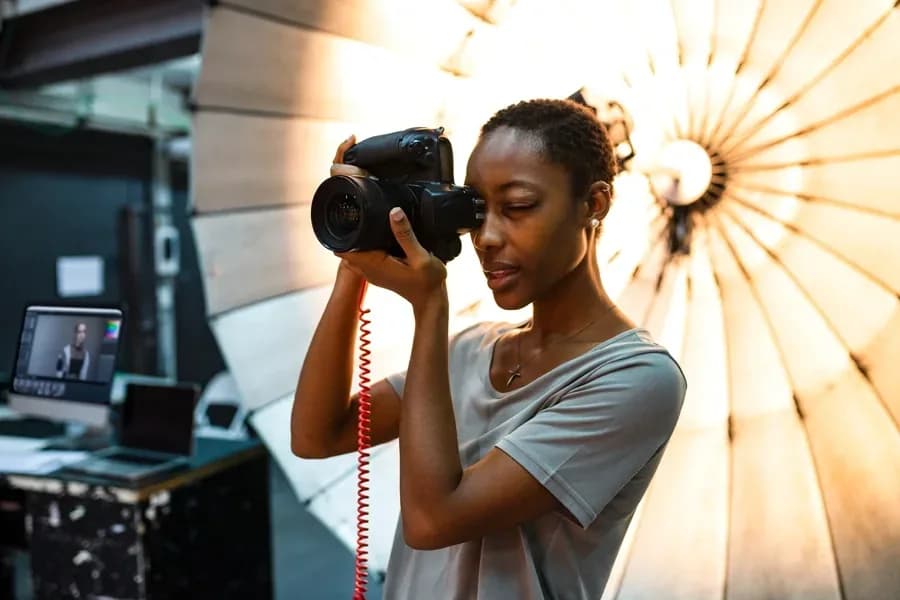 Fotógrafa registrando imagens com câmera profissional