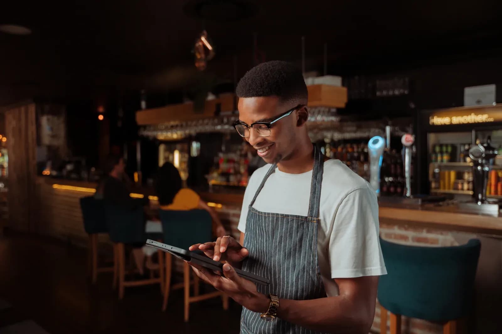 Comerciante usando tablet dentro do próprio negócio